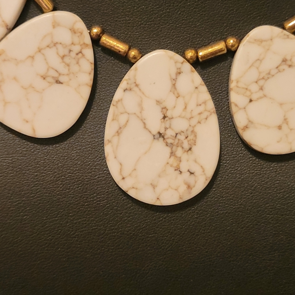 Estate Vintage Magnesite/Howlite Stone Beaded Necklace - Picture 3 of 4